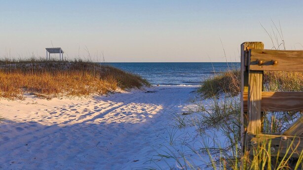 Beach nearby - Charming 1BR/1B~sleeps 6~Gym, Pool, & Boat Parking (Orange Beach)