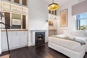 4 habitaciones, tabla de planchar con plancha, wifi y ropa de cama