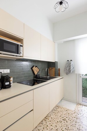 Réfrigérateur, micro-ondes, four, plaque de cuisson