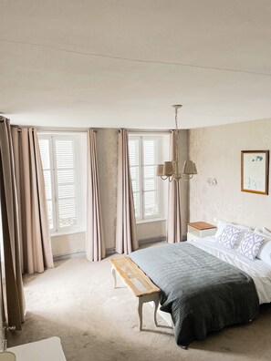 8 slaapkamers, een strijkplank/strijkijzer, beddengoed