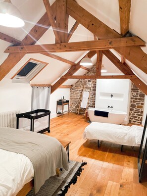 8 bedrooms, iron/ironing board, bed sheets