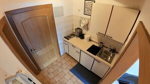 A compact kitchen with a sink, stove, and cabinets. - Die Labsalerie am Wörthersee - Apartment with 1 bedroom (Pörtschach am Wörthersee)