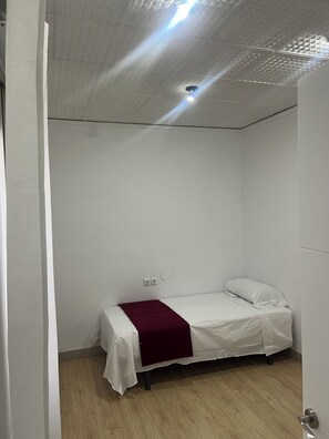 3 室のベッドルーム、アイロン / アイロン台、WiFi、ベッドシーツ