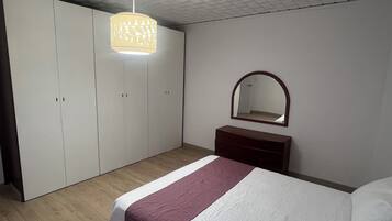 3 slaapkamers, een strijkplank/strijkijzer, wifi, beddengoed