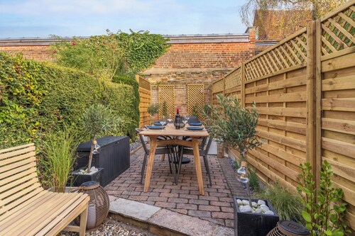 Charming 2 Bed Cottage - within the city walls- FREE parking - garden