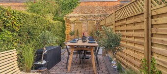 Charming 2 Bed Cottage - within the city walls- FREE parking - garden