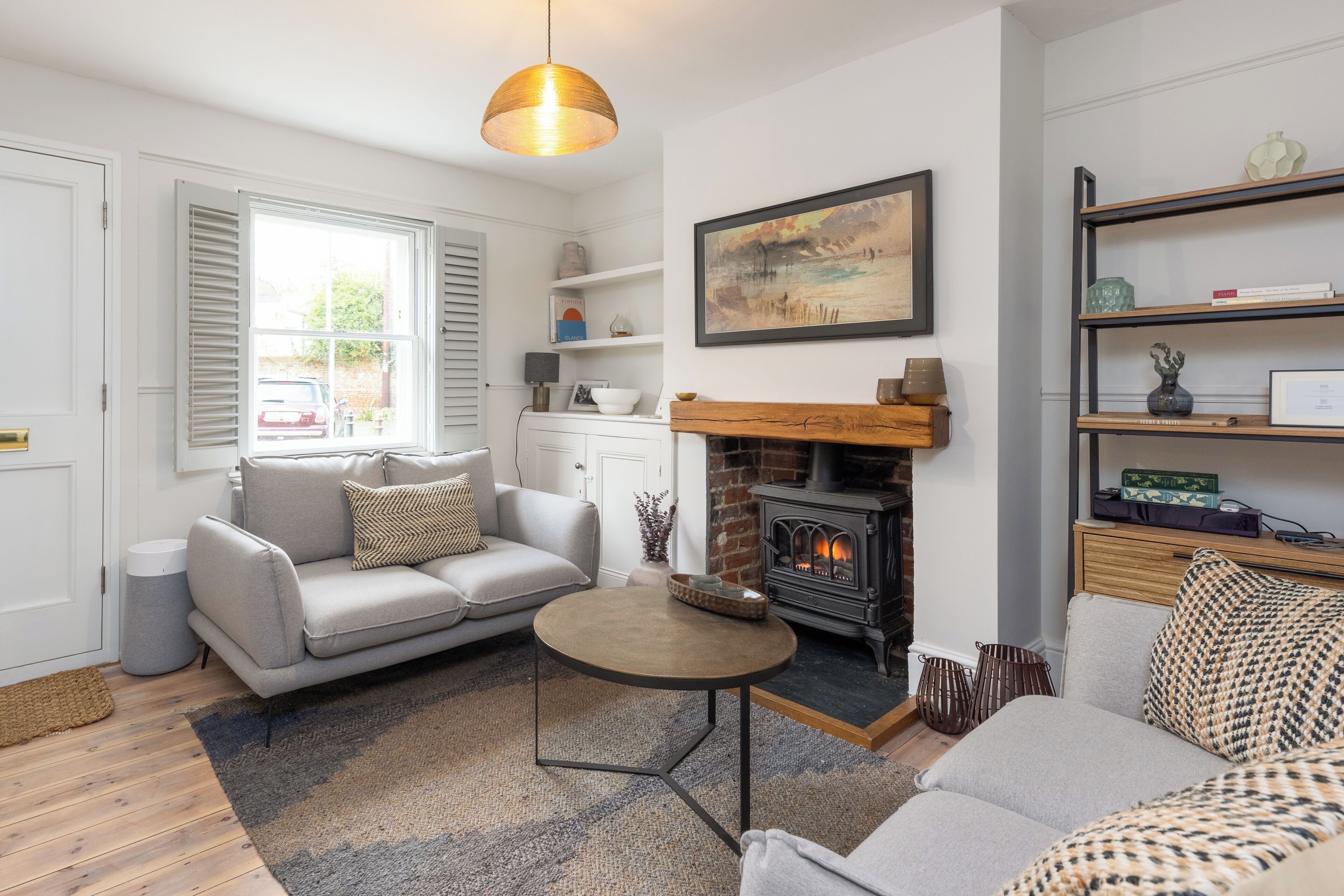 Smart TV, chimenea, libros y estéreo 