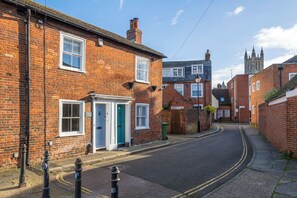 Exterior - Charming 2 Bed Cottage - within the city walls- FREE parking - garden (Canterbury)
