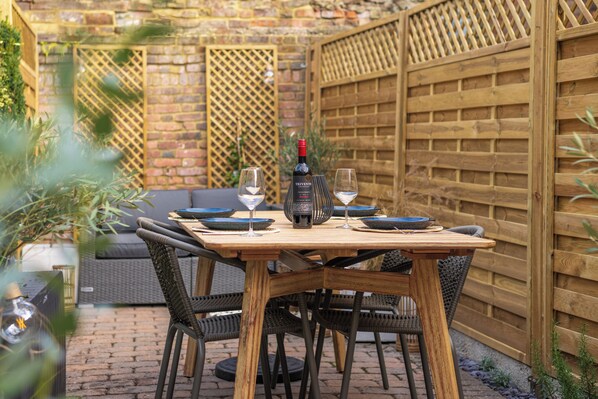 Outdoor dining - Charming 2 Bed Cottage - within the city walls- FREE parking - garden (Canterbury)
