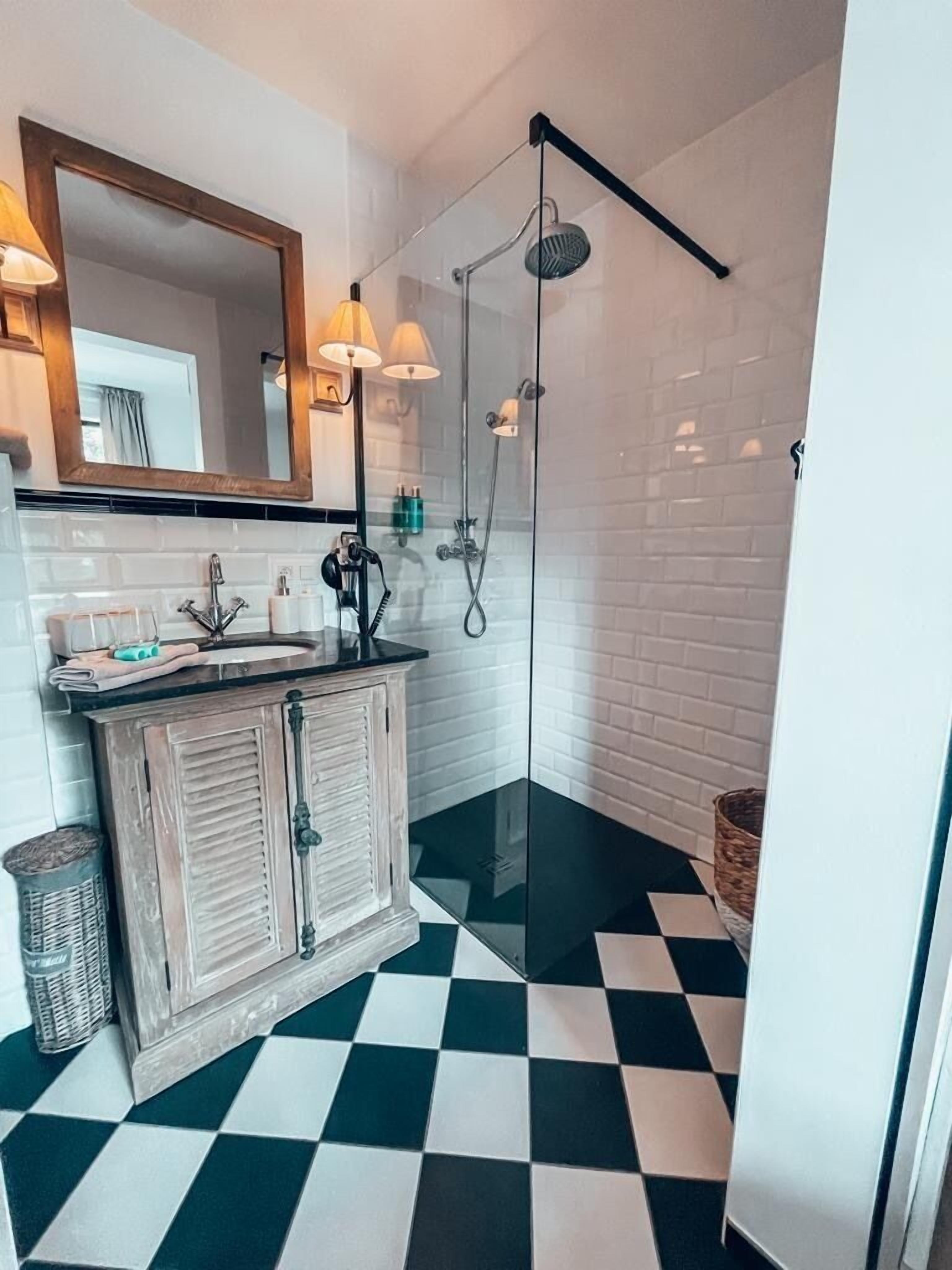 吹风机、毛巾、肥皂、洗发水