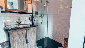 吹风机、毛巾、肥皂、洗发水