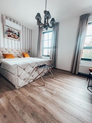 Tallelokero huoneessa, kannettavalle tietokoneelle sopiva työtila