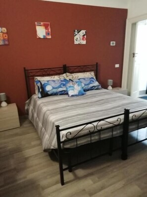 Doppelzimmer | Bügeleisen/Bügelbrett, kostenloses WLAN