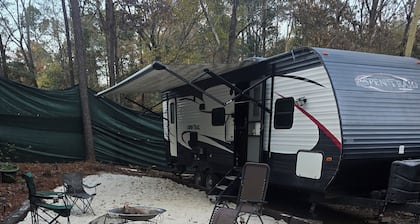 Cozy 2-bedroom campground in lovely Columbia with WiFi, AC