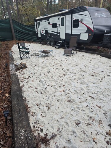 Cozy 2-bedroom campground in lovely Columbia with WiFi, AC