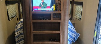 Cozy 2-bedroom campground in lovely Columbia with WiFi, AC