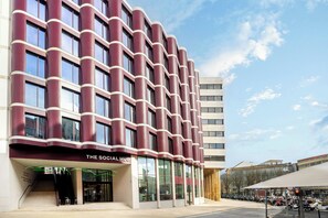 A modern building with a curved facade, large windows, and a sign reading 'The Social Hub.' - The Social Hub Porto (Porto)