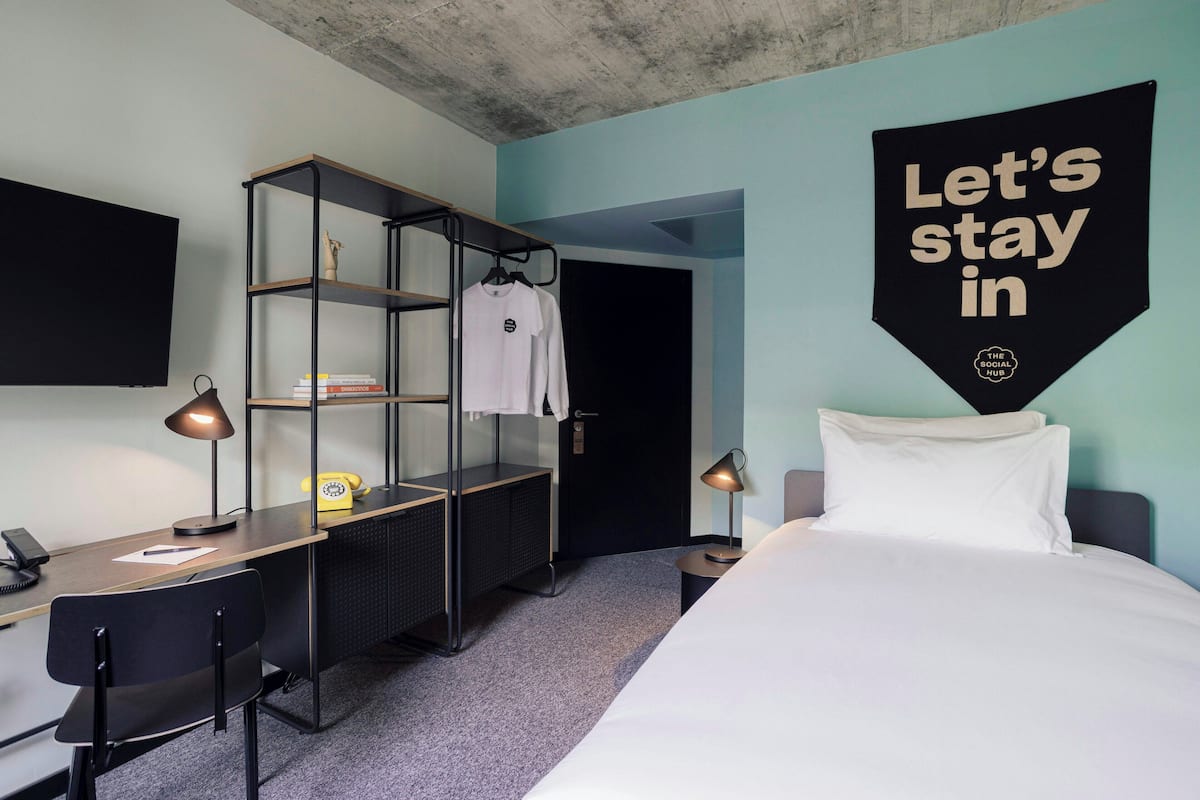 Standard Single Room | Facial