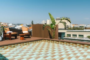 Una piscina al aire libre de temporada