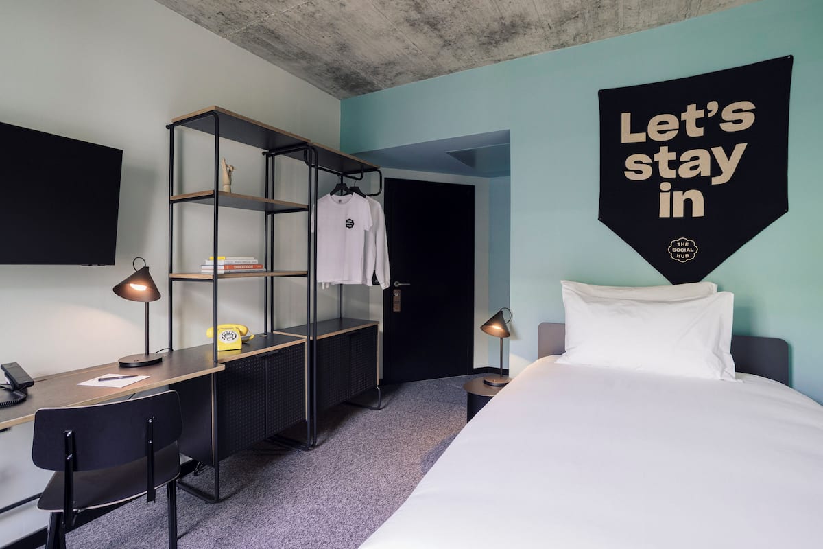 Standard Single Room | Minibar, in-room safe, desk, laptop workspace