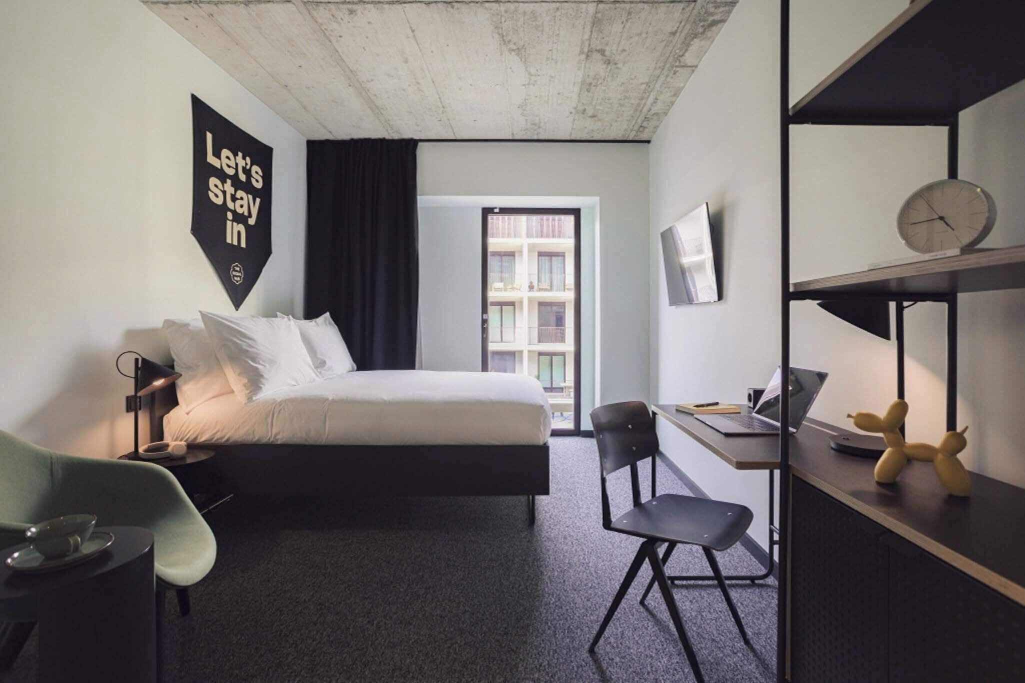 Minibar, safe på rommet, skrivebord og skrivebord for bærbar PC