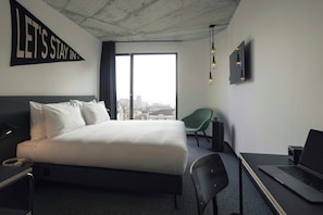 Minibar, in-room safe, desk, laptop workspace - The Social Hub Porto (Porto)