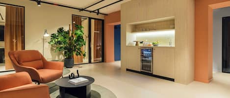 Uma sala de estar moderna com um sofá, uma mesa de centro e um vaso de planta.