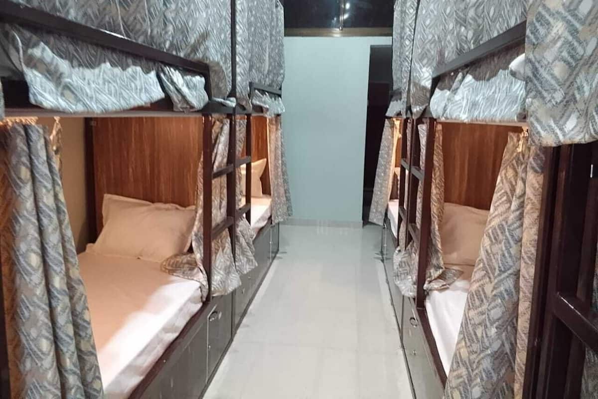 이코노미 공용 도미토리 | 고급 침구, 메모리폼 침대, 책상, 노트북 작업 공간