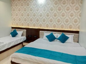 Premium bedding, memory foam beds, desk, laptop workspace - Hotel shri shankar (Varanasi)