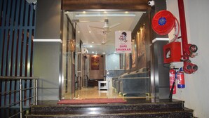 A hotel entrance with a red carpet, a glass door, and a sign for Hotel Shri Shankar Inn. - Hotel shri shankar (Varanasi)