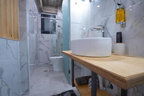 Deluxe Triple Room | Bathroom | Bathtub, hair dryer, slippers, towels - The Rooms (Almopia)