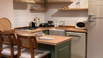 Refrigerador con freezer, microondas, horno, placa de cocina