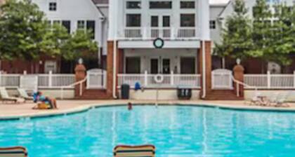 Charming 2-bedroom condo in pleasant Williamsburg with WiFi, AC, fitness room