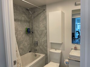 Dusche, Haartrockner, Handtücher, Seife