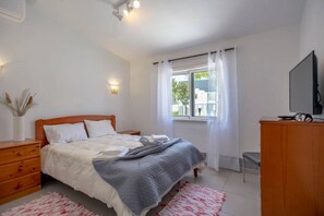 3 soverom, strykejern/-brett, internettilgang og sengetøy