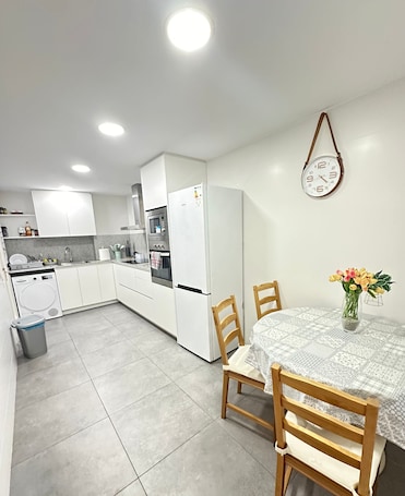 Lemari es, microwave, kompor, dan mesin pembuat kopi/teh