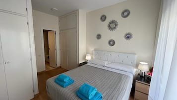 Habitación doble, 1 cama doble, baño privado | Tabla de planchar con plancha y wifi gratis