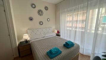 Habitación doble, 1 cama doble, baño privado | Tabla de planchar con plancha y wifi gratis