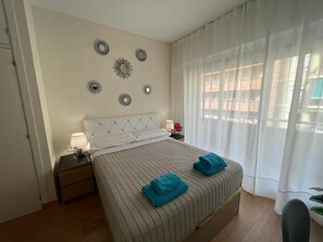 Tweepersoonskamer, 1 tweepersoonsbed, privébadkamer | Een strijkplank/strijkijzer, gratis wifi