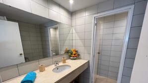 A bathroom with a sink, mirror, and a door. - Rooms Paris (Barcelona)