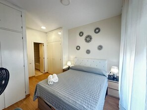 Double Room, 1 Double Bed, Private Bathroom | Iron/ironing board, free WiFi - Rooms Paris (Barcelona)