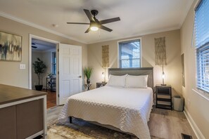 2 bedrooms, iron/ironing board, WiFi, bed sheets - Perfect Cargo District getaway with great outdoor space (Wilmington)