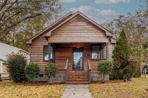 Exterior detail - Perfect Cargo District getaway with great outdoor space (Wilmington)