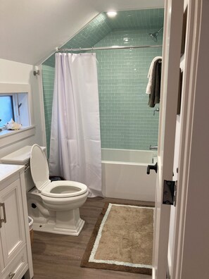Hair dryer, towels, soap, toilet paper - Charming studio in lovely Nantucket with WiFi, AC (Nantucket)