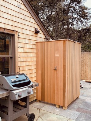 Property grounds - Charming studio in lovely Nantucket with WiFi, AC (Nantucket)