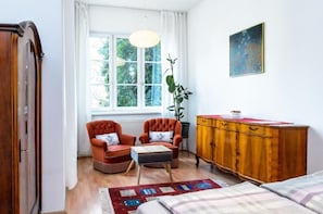4 makuuhuonetta, silitysrauta/-lauta, vauvan matkasänky, Wi-Fi