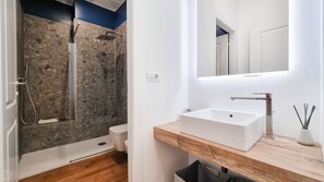 Dusche, Bidet, Handtücher