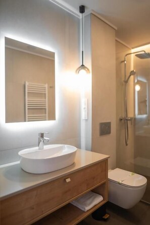 Deluxe Double Room, Balcony | Bathroom | Shower, hair dryer, towels, soap - No Pardon Hotel (Satu Mare)