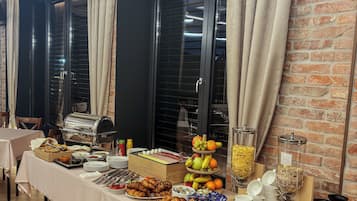 Daily buffet breakfast (RON 40 per person)