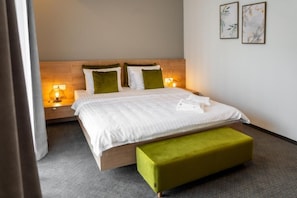 Deluxe Double Room, Balcony | In-room safe, laptop workspace, blackout drapes, soundproofing - No Pardon Hotel (Satu Mare)